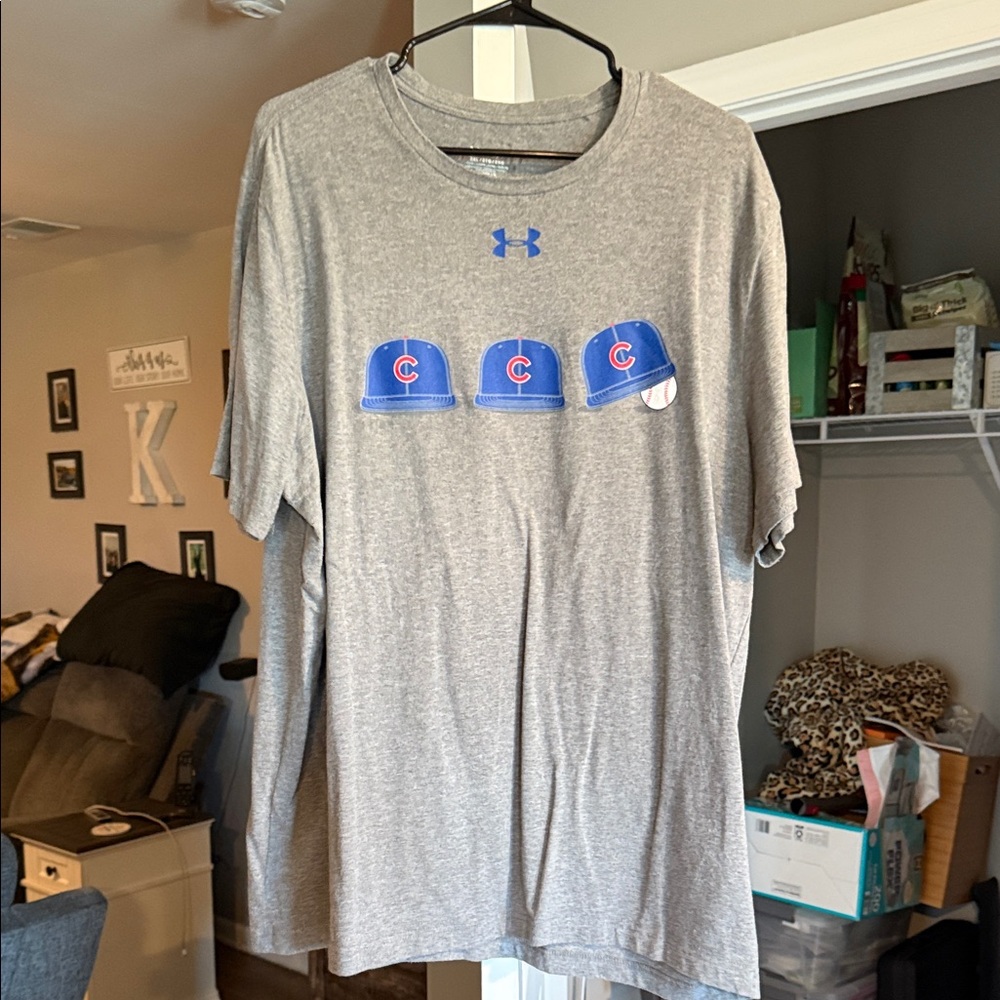 Men’s XXL Cubs Under Armour Gray Tee with Cubs Cap Graphics